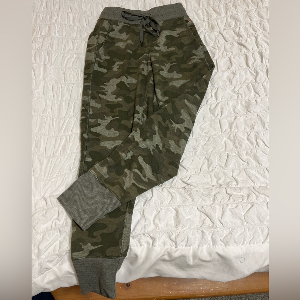 Danskin Camouflage Size Small Joggers